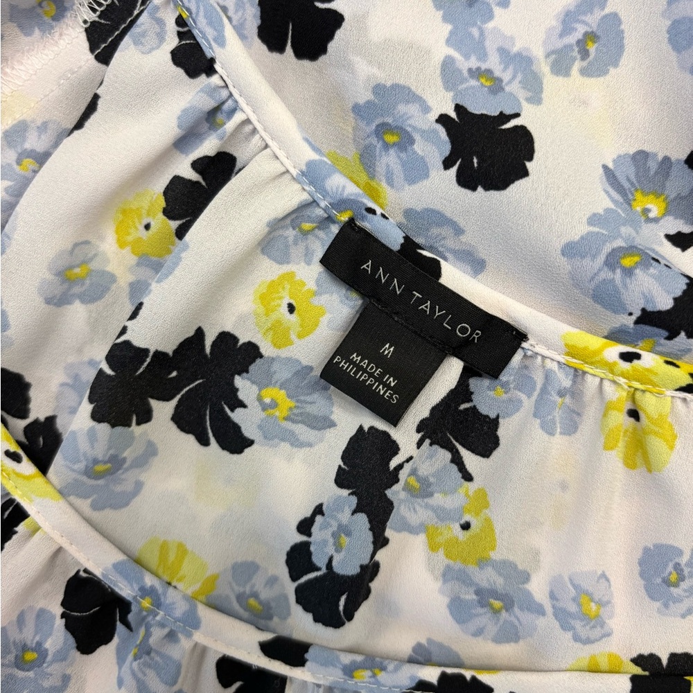 ANN TAYLOR 🩵💛 Blouse with flutter sleeves